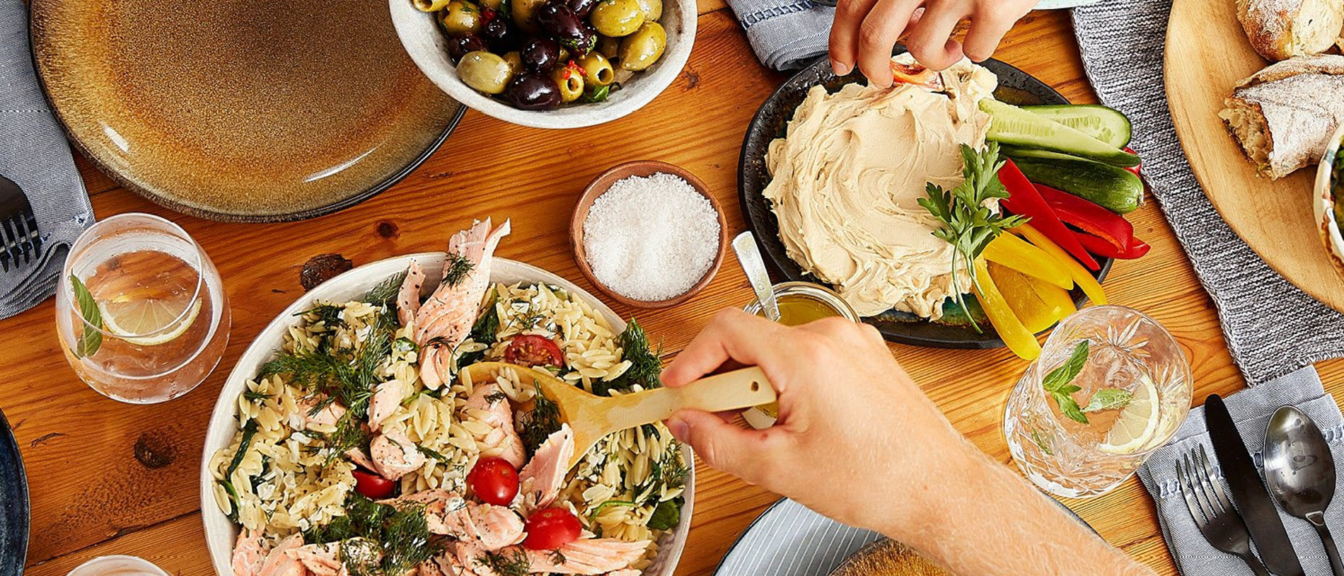 Table salades gourmandises partager