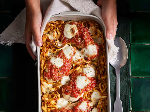 Frango pizzaiola com massa fresca