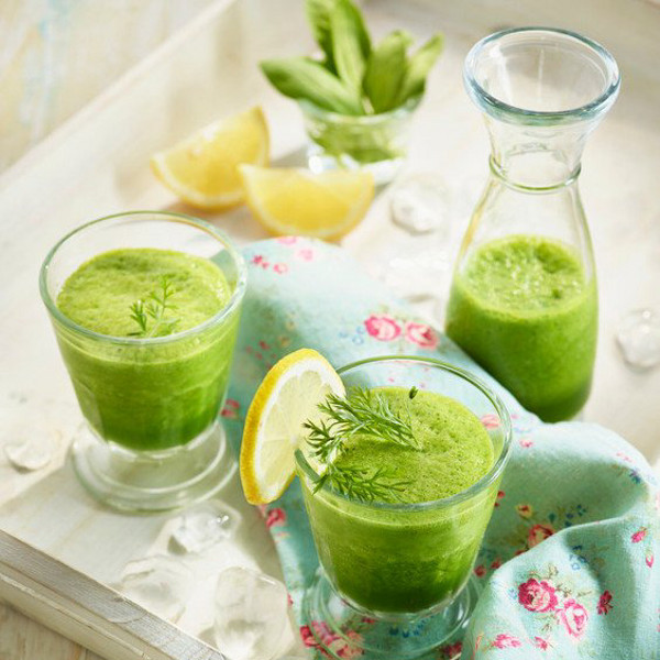 Pimpe deinen grünen Smoothie mit Kräutern und Zitrone auf