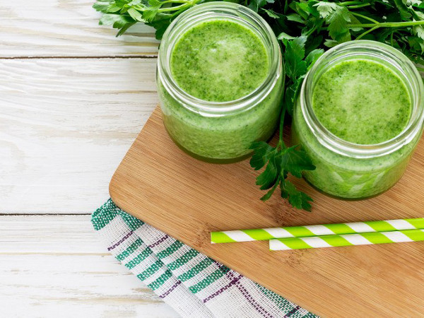 mains avec bol de soupe à la citrouille