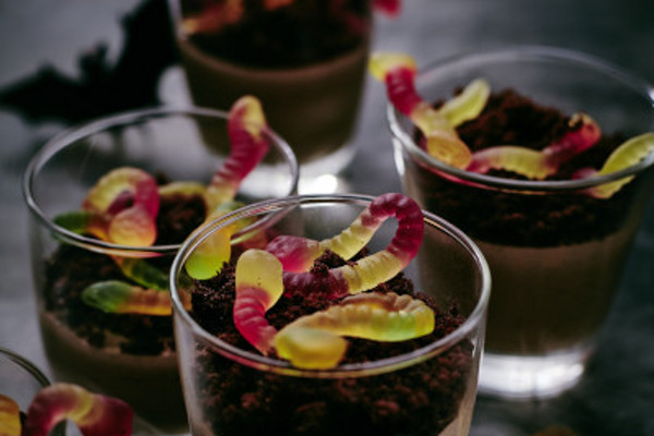 Leckere Brownies mit Würmchen im Glas