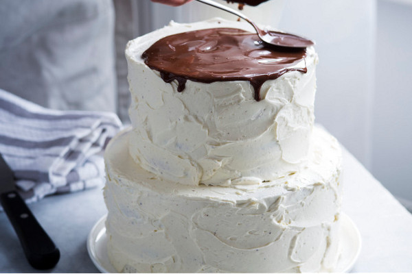 Schokosauce über die Torte