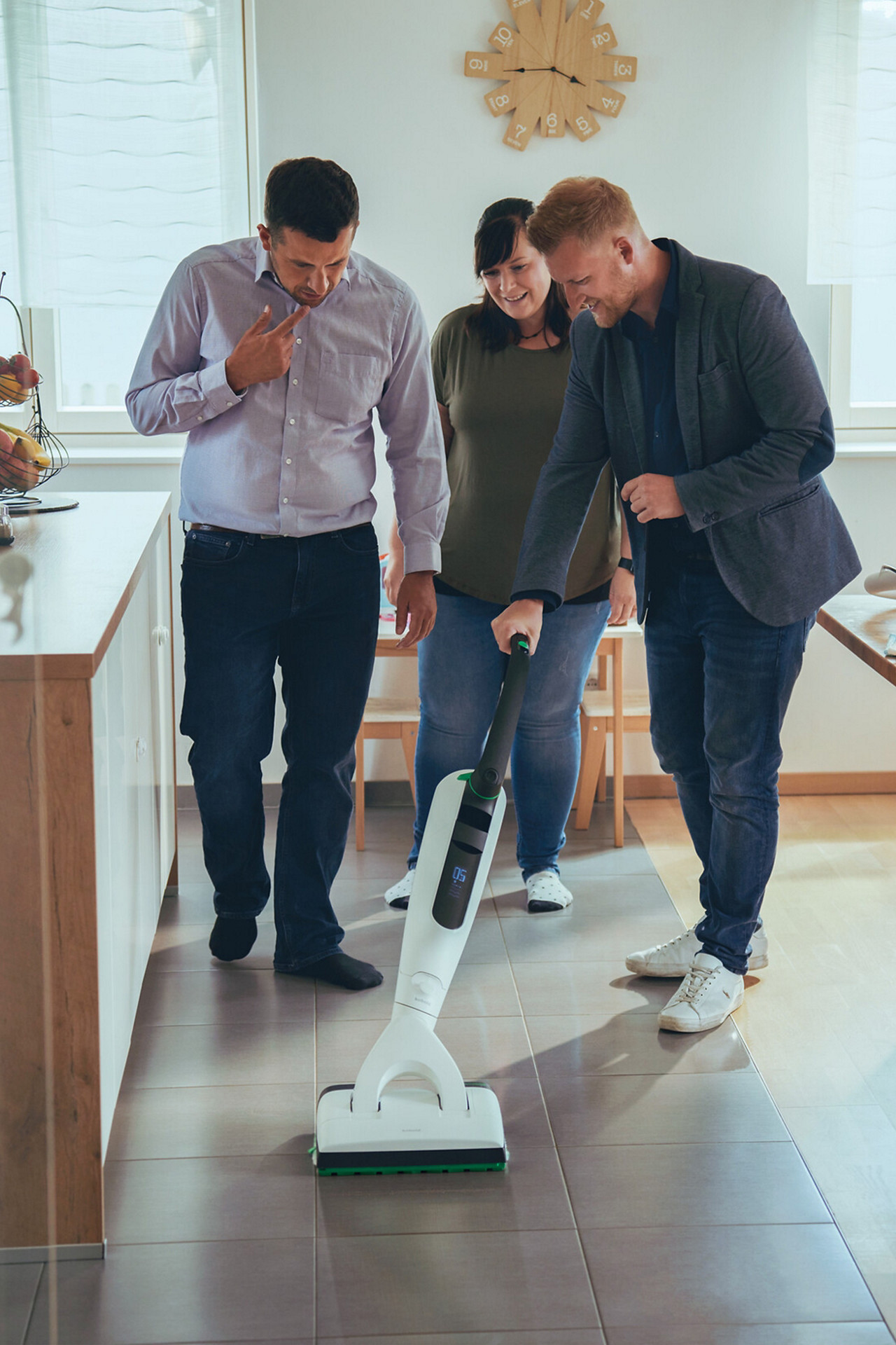 Demostración del limpiador Kobold en la cocina