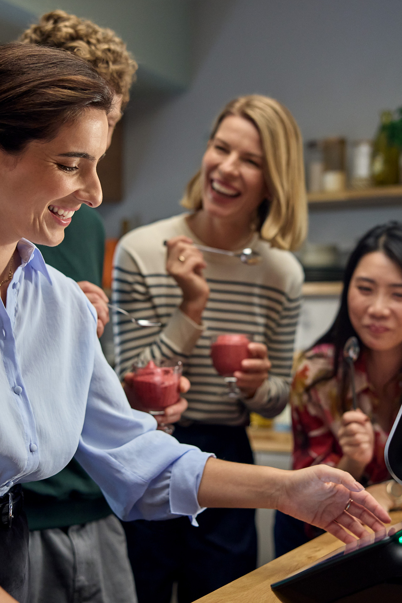 Personas disfrutan Thermomix juntas, cocina