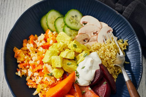 Bunte Gemüsebowl mit Hähnchen
