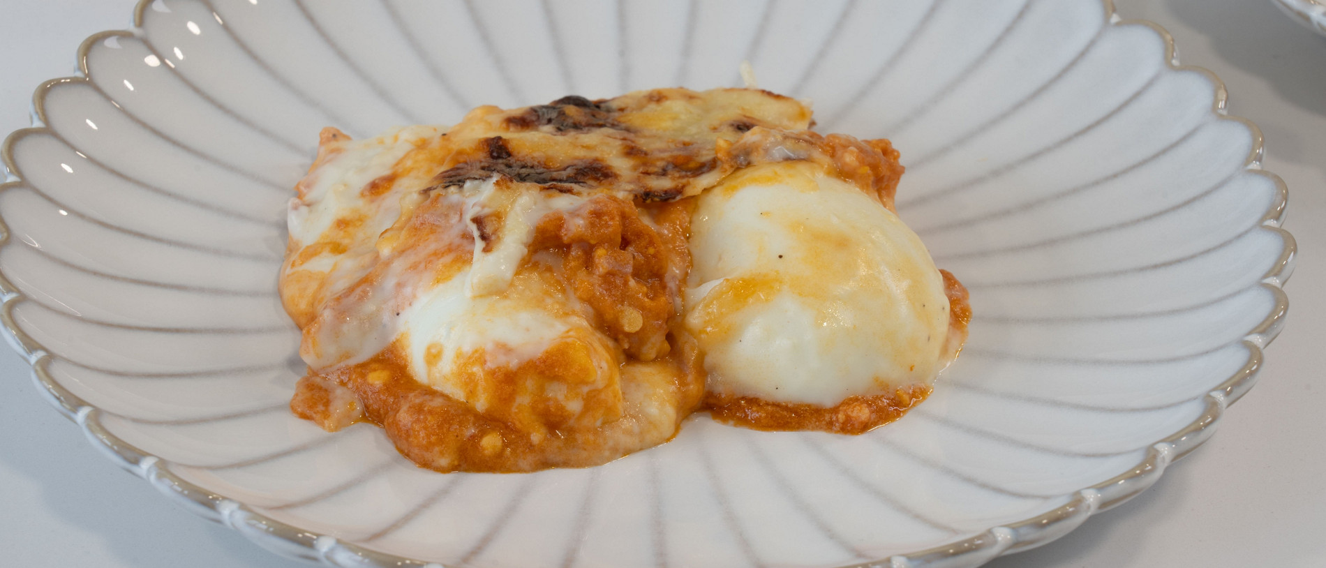 Huevos gratinados rellenos de jamón