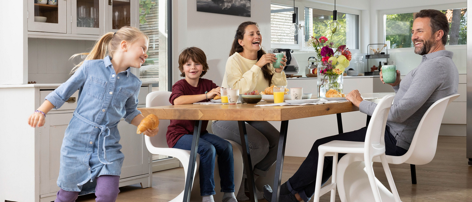 robot aspirateur dans le salon