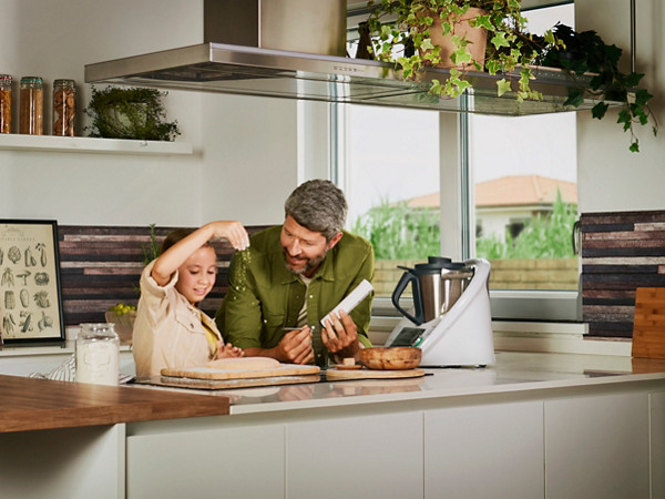 Pai e filha a utilizarem o Sensor