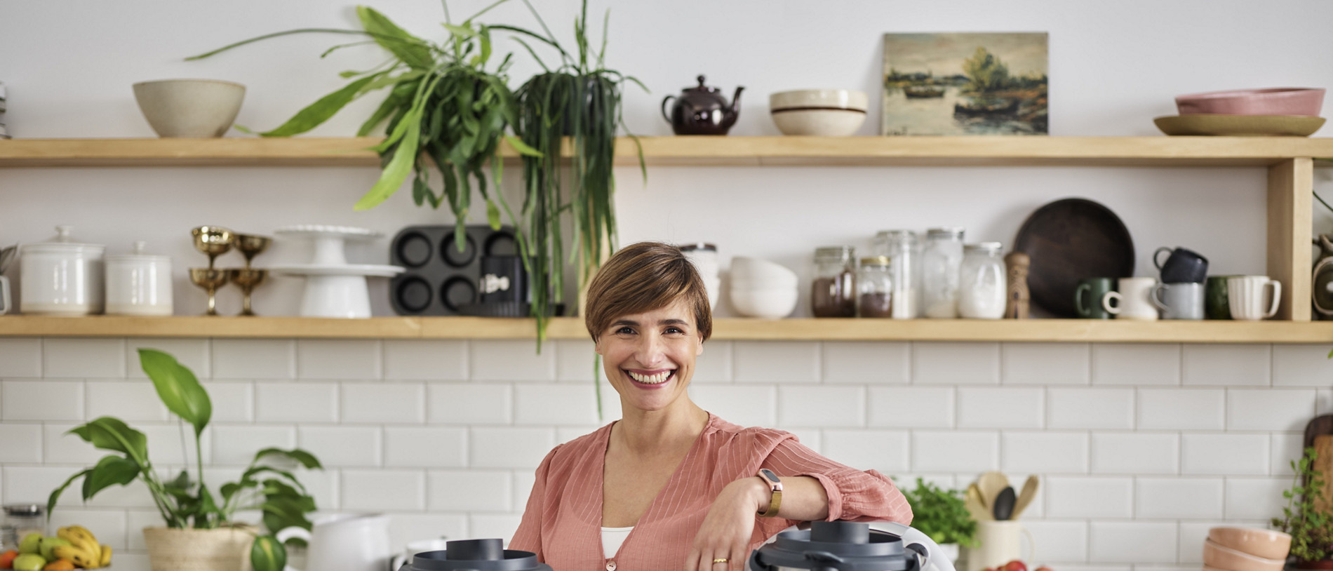 Mulher com a Bimby® TM6 e Bimby® Friend