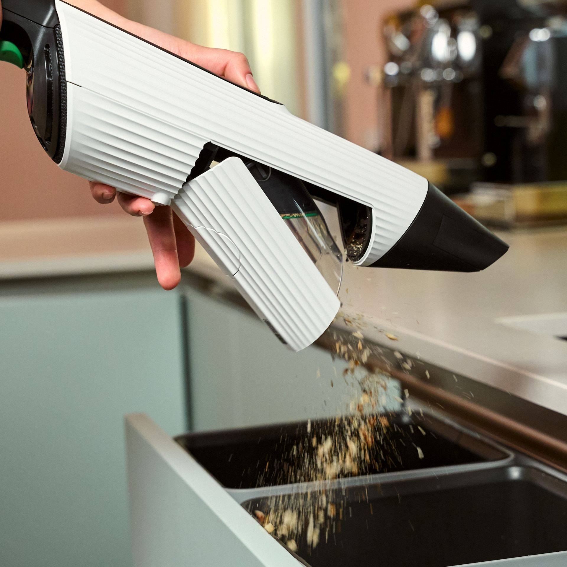 Vaciando aspiradora de mano Kobold VM7 