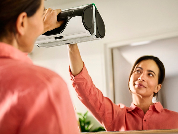 Kobold VG100+ a limpar um vidro