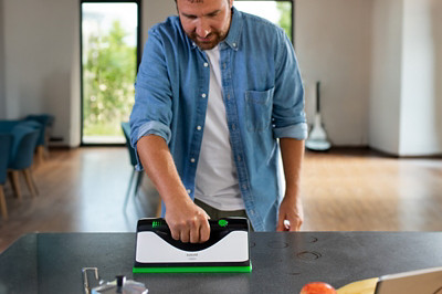 Mann reinigt eine Küchenplatte mit dem VG100+ Flächenreiniger