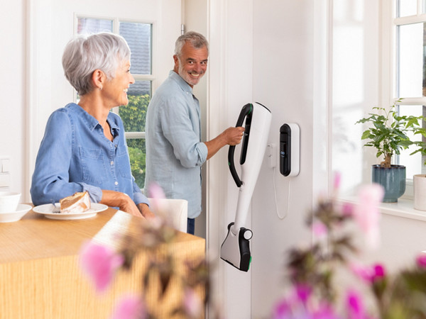 Der VK7 wird leicht und unkompliziert in die WM7 Wandhalterung gehängt