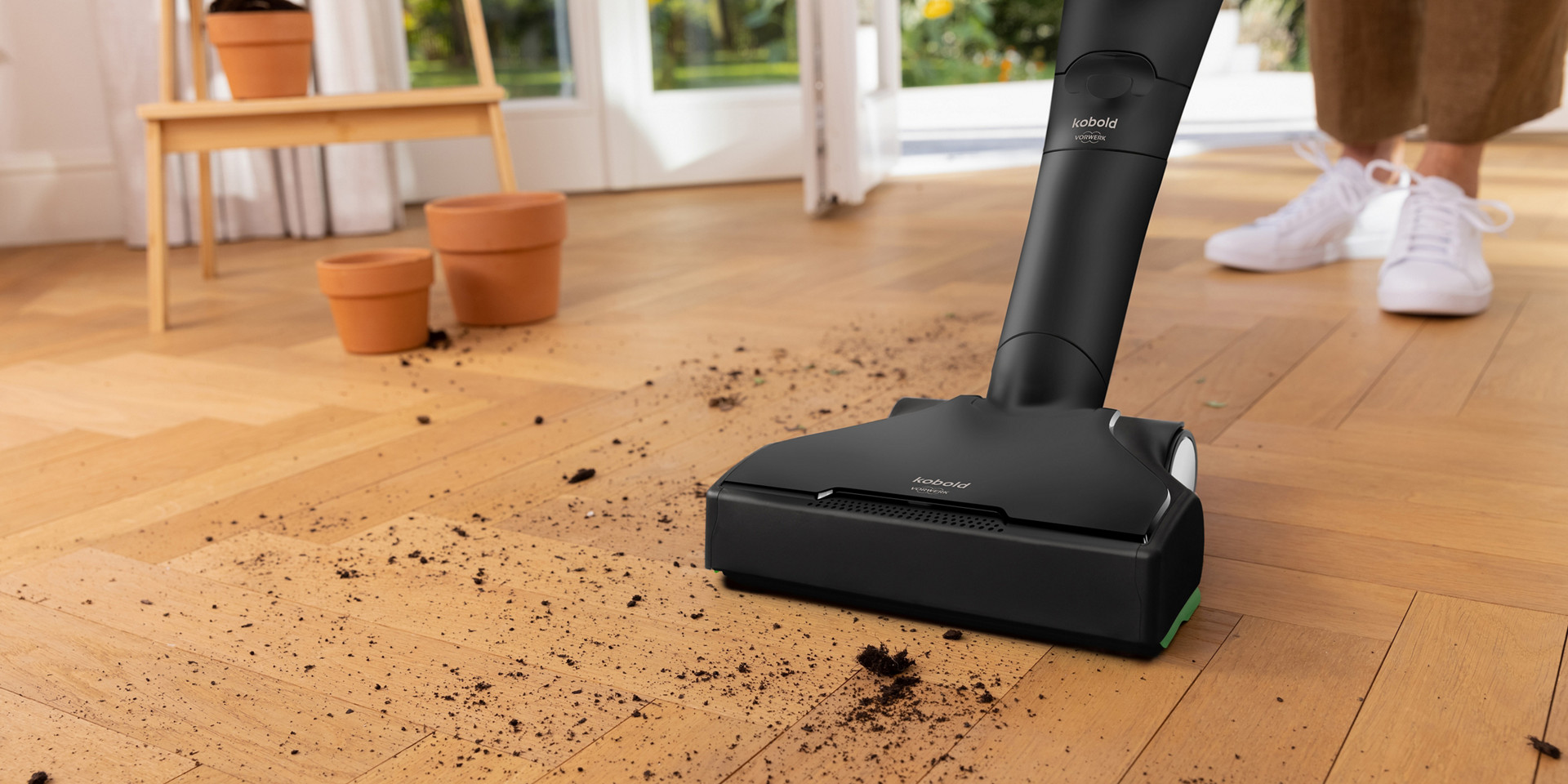 Akku-Staubsauger in Schwarz saugt groben Schmutz