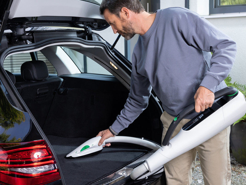 Mit der PB7 Elektro-Polsterbürste den Kofferraum aussaugen.