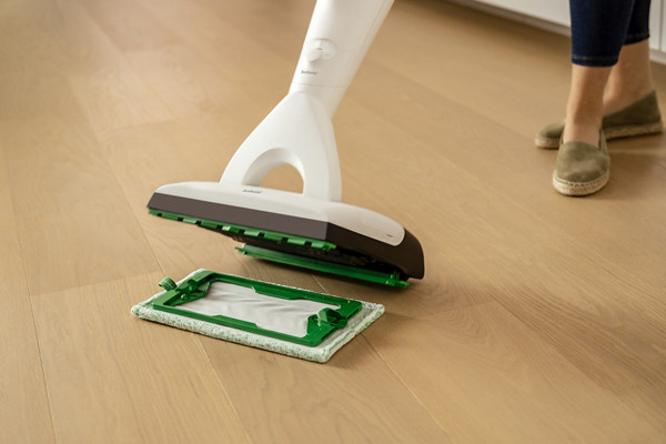 Einsetzten des Reinigungstuches in den SP7 Saugwischer