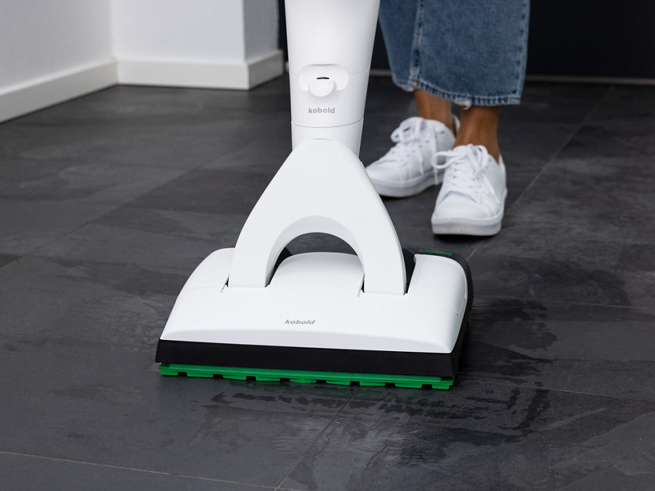 Nebelfeuchtes Wischsaugen auf Hartboden mit dem Kobold Saugwischer