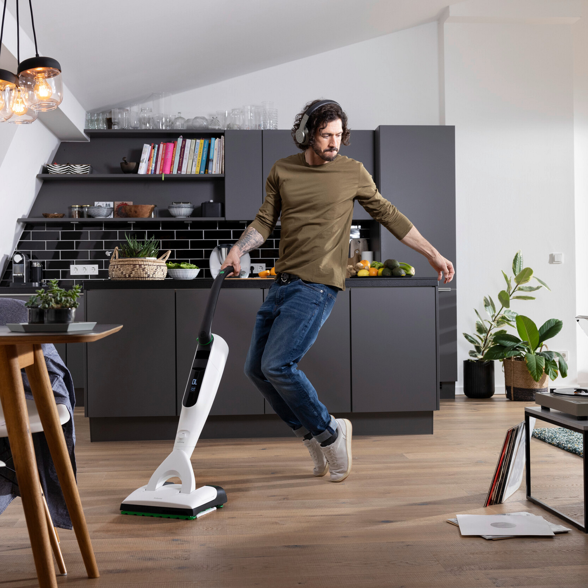 Homem limpa cozinha moderna Kobold