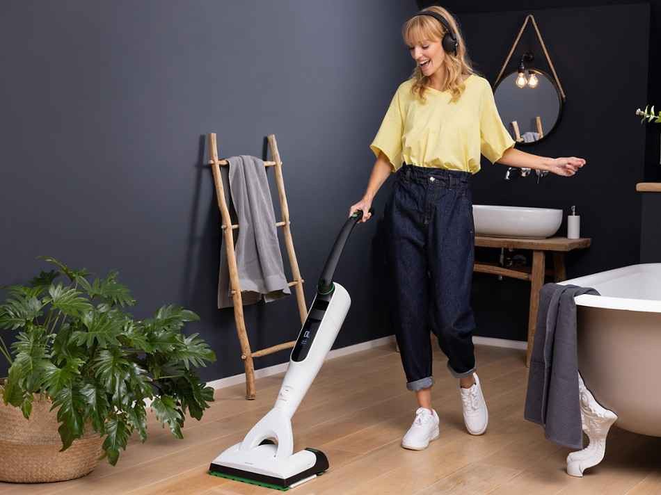 Nebelfeuchtes Wischsaugen im Badezimmer