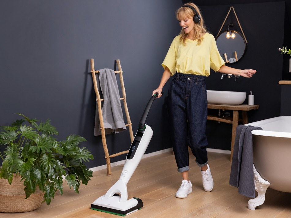 Nebelfeuchtes Wischsaugen im Badezimmer