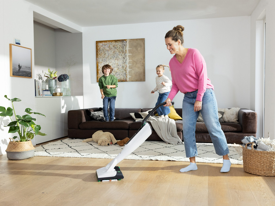 Wischsaugen im Wohnzimmer