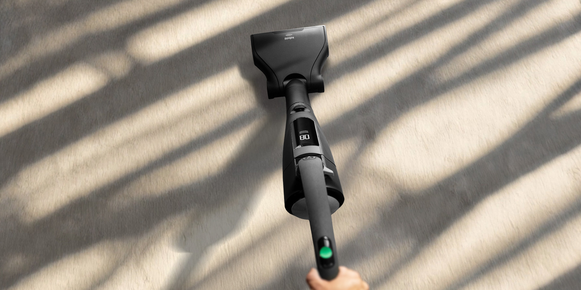 Akku-Staubsauger saugt Teppichboden