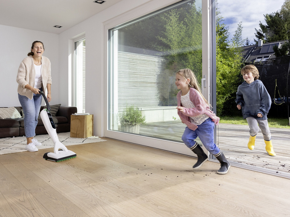 Wischsaugen im Wohnzimmer