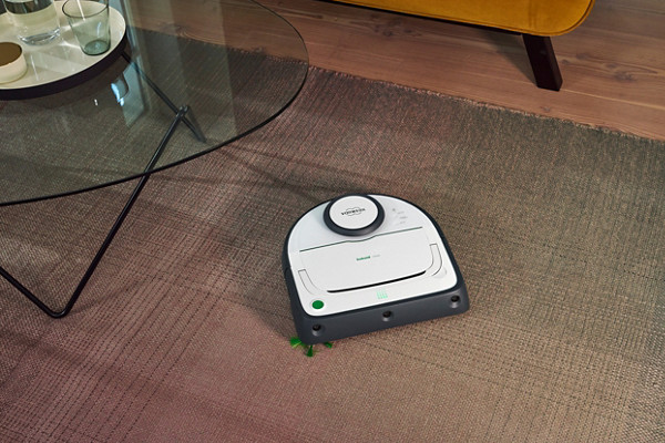Kobold VR300 a operar num espaço de sala, demonstrando integração com a decoração moderna.