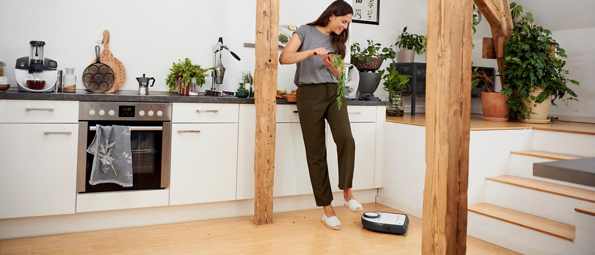 Kobold VR300 a operar em piso de cozinha, ilustrando versatilidade em limpeza