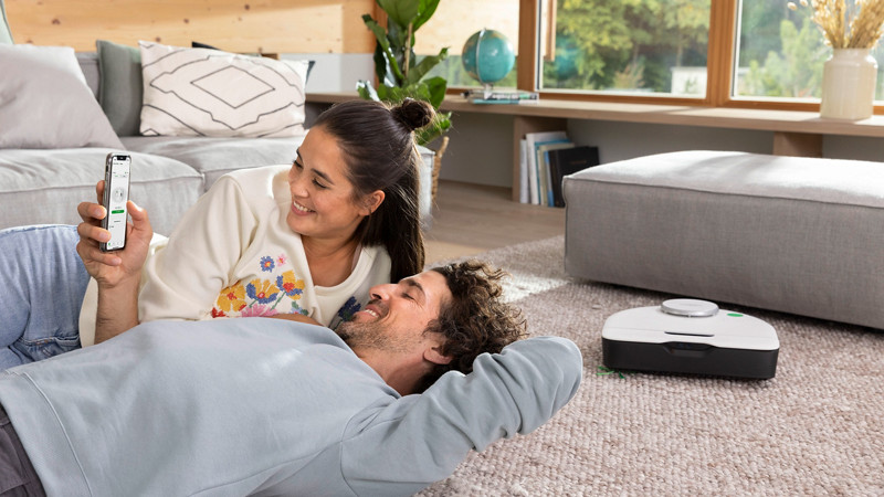 VR7 beim saugen im Wohnzimmer