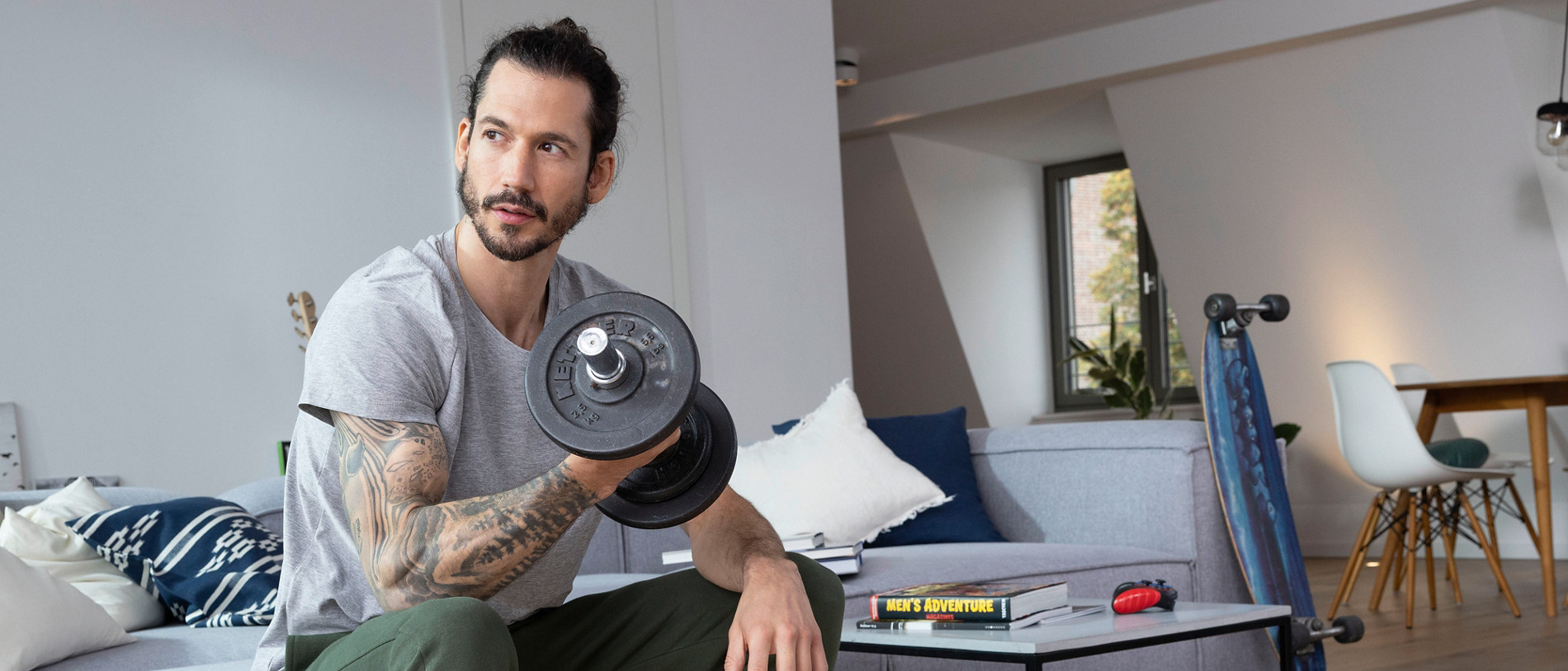 robot aspirateur dans le salon