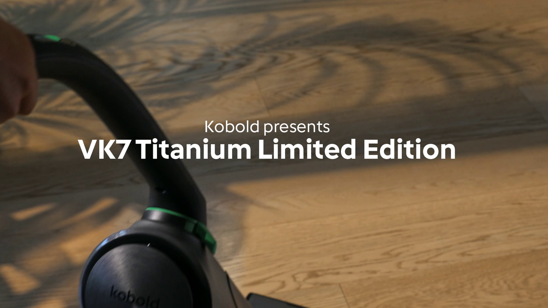 Nahaufnahme eines Kobold VK7 Akku-Staubsaugergriffs auf Holzboden mit Text „VK7 Titanium Limited Edition“.