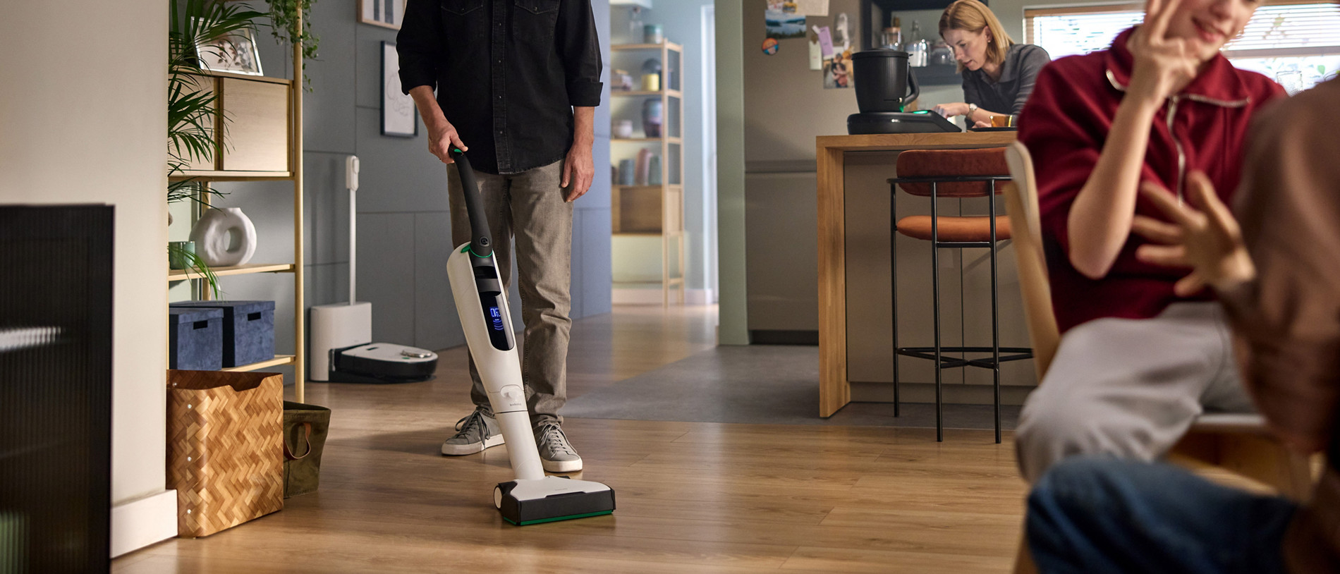 Casal feliz com o aspirador Kobold VK7 e a Bimby TM7