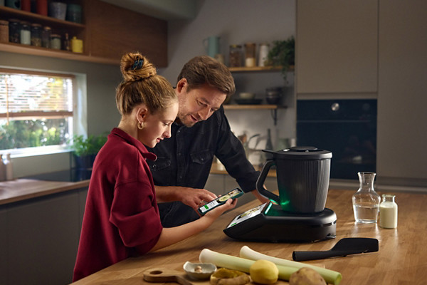 Mann und Kind mit Thermomix® TM7 in der Küche