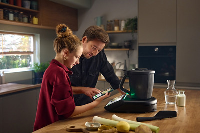 Rapariga a utilizar o Cookidoo