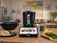 Mann verkostet Gericht aus Thermomix TM7