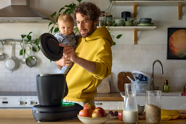 Vater und Sohn beim offenen Kochen mit dem Thermomix® TM7