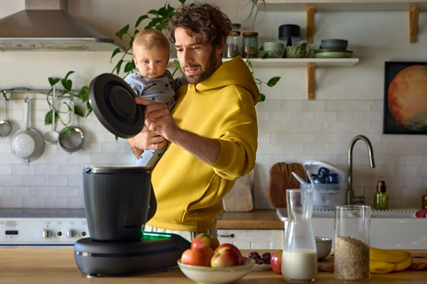 Vater und Sohn beim offenen Kochen mit dem Thermomix® TM7