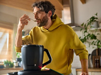 Mann verkostet Gericht aus Thermomix TM7