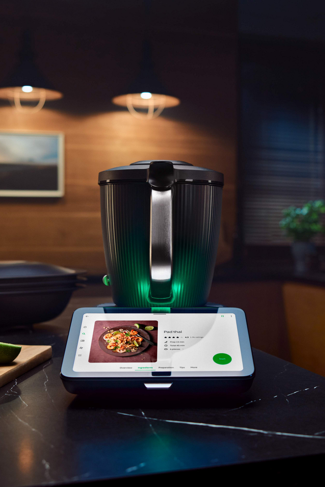 Ein Thermomix steht auf einer Arbeitsfläche