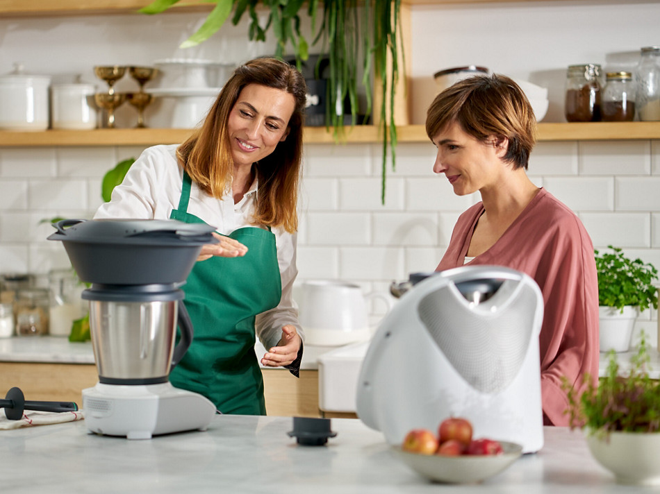 thermomix beraterin zeigt kundin zuhause wie das Gerät funktioniert