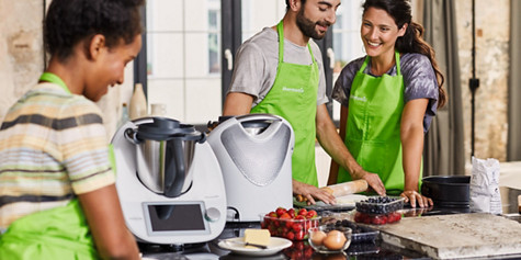 https://media.vorwerk.com/is/image/vorwerk/int_thermomix_TM6_in-use_0134:2x1?wid=475&hei=237