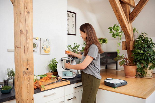 Kobold VR300 a operar em piso de cozinha, ilustrando versatilidade em limpeza