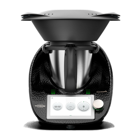 Thermomix TM6 in Schwarz mit Varoma und Mixtopf Frontansicht Display und Drehknopf sichtbar