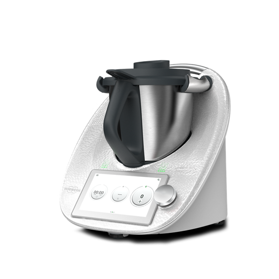 Thermomix TM6 Küchenmaschine in Dreiviertel Seitenansicht mit Mixbehälter und Display sichtbar