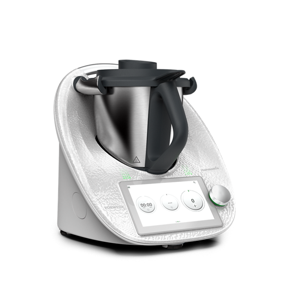 Thermomix TM6 in Weiß mit Mixbehälter Touchdisplay und grünen Kontrollleuchten aus einem schrägen Blickwinkel