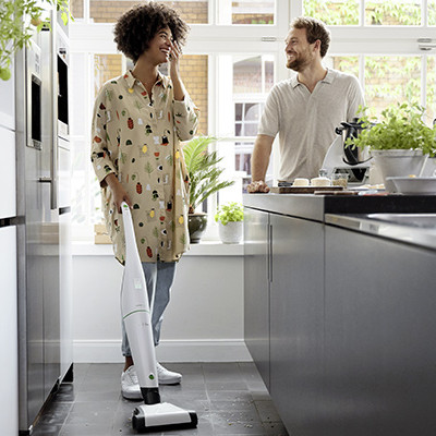 kobold blog vb100 ebb100 woman man cleaning kitchen