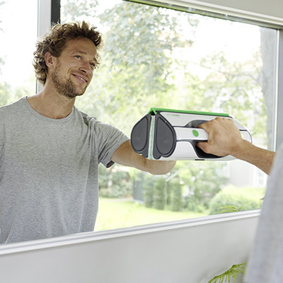 kobold blog vg100 man cleaning mirror