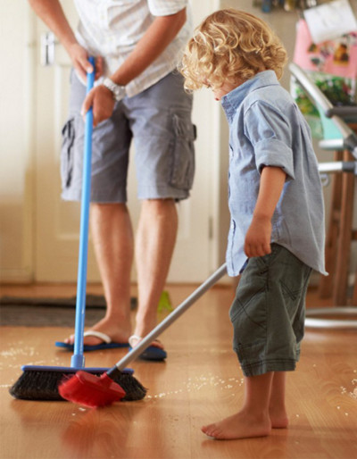 kobold magazin child cleaning with broom man cleaning in background