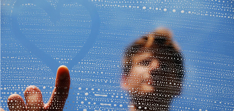 kobold magazin child drawing on wet glas